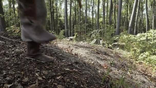 Os pés de Vikings correndo ao longo da encosta — Vídeo de Stock