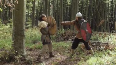 Ortaçağ savaşçı Vikingler saldırı sırasında mücadele ediyoruz .