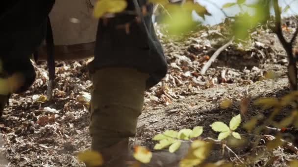 Jambes vikings escaladant la pente — Video