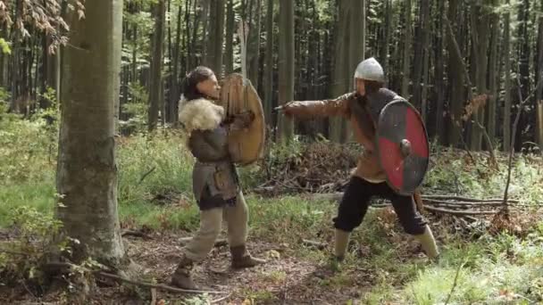 Guerreros medievales de los vikingos están luchando durante el ataque  . — Vídeos de Stock