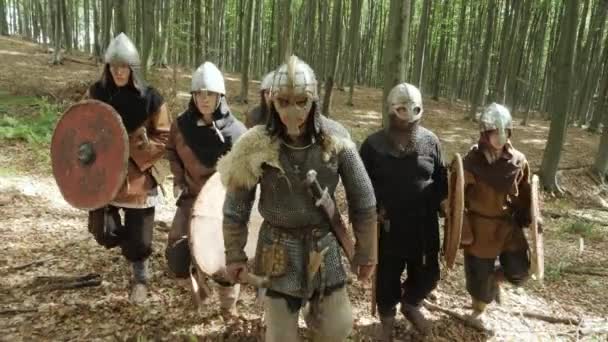 Bojovníci Vikingové se v lese děje v bitvě.