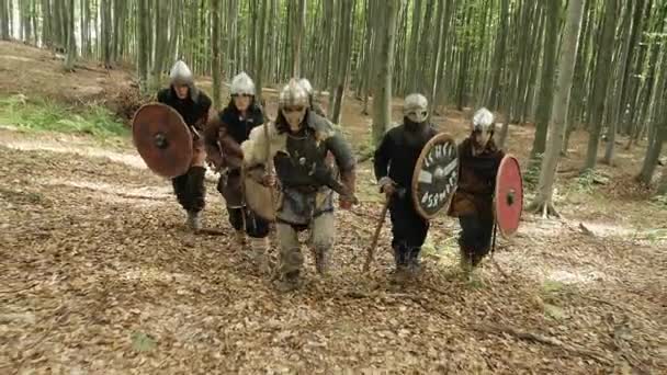 Wikinger-Krieger laufen im Wald auf dem Schlachtfeld. — Stockvideo