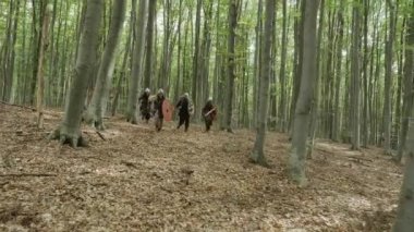 Viking savaşçıları ormanda savaş üzerinde çalışan.