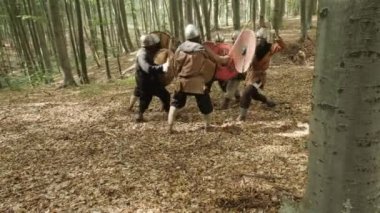 Viking savaşçıları mücadele vardır. ormanın derinliklerinde.