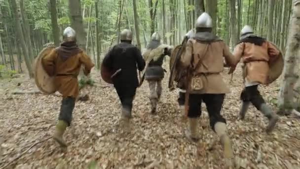 Воїни вікінги працюють в лісі на війні. — стокове відео