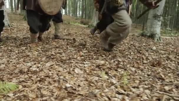 Ноги викингов бегут по склону — стоковое видео