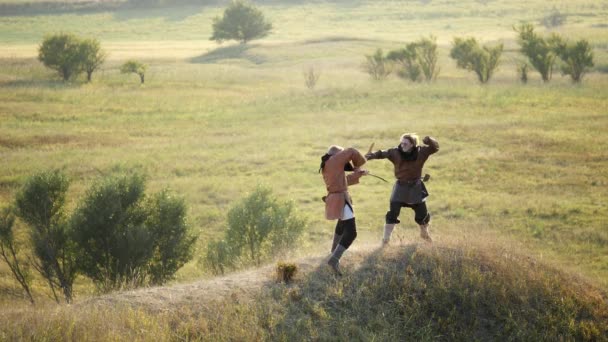 Dois guerreiros Viking estão lutando com espadas . — Vídeo de Stock