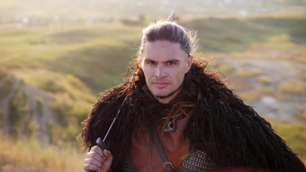 Портрет средневекового мужчины-викинга — стоковое видео