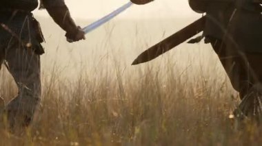 İki ortaçağ savaşçıları Viking kılıç ve kalkanlar ile mücadele ediyoruz. Contre-jour