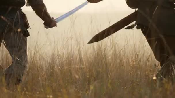 Dvou středověkých válečníků Viking bojují s meči a štíty. Contre-jour