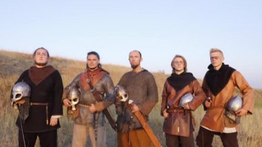 Vikingler portresi ile kılıç ve kask elinde duran.