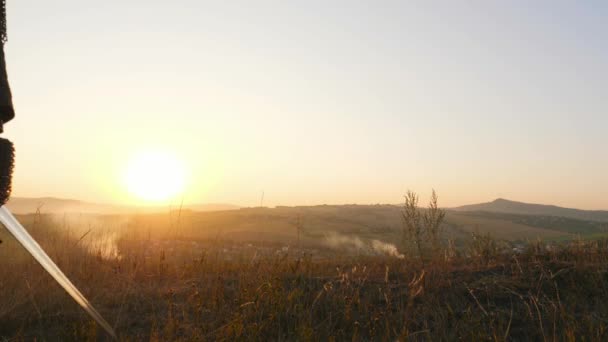 I guerrieri vichinghi che vanno e si fermano sul campo e guardano il bellissimo tramonto . — Video Stock