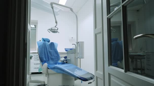 Fotel dentystyczny w gabinecie stomatologicznym — Wideo stockowe