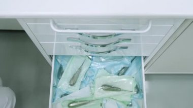 Tıbbi bir doktor el eldiven, kutuyu açar ve aletleri alır