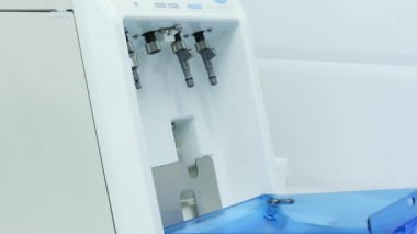 Tıbbi elinde eldiven, el probu temiz açar ve tatbikatlar koymak