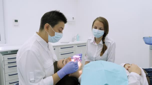 Zahnärztliche Untersuchung Zähne. — Stockvideo