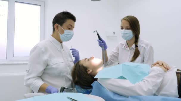 Dentista usando el procedimiento de terapia de dientes de taladro — Vídeo de stock