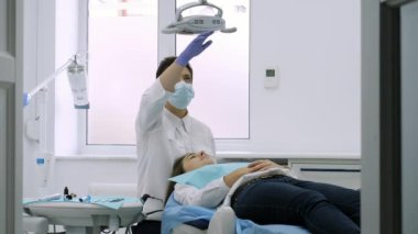 Diş hekimi diş tedavisi başlar.