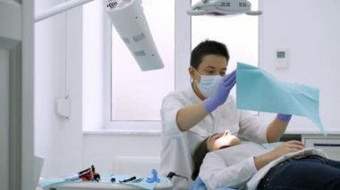 Yordam diş beyazlatma için hasta hazırlama diş hekimi