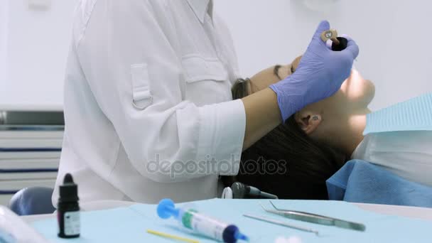 He dentist takes the instrument and uses it — Stock Video