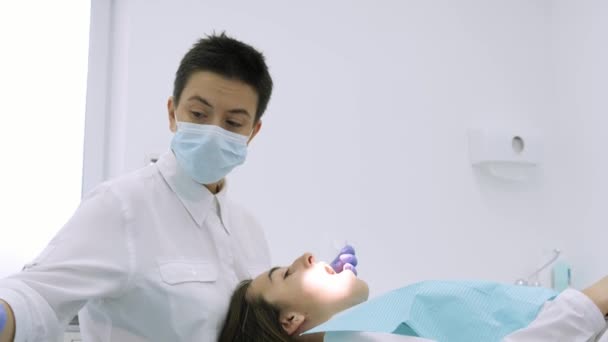 Pacient v kanceláři zubař. Zubař v práci — Stock video