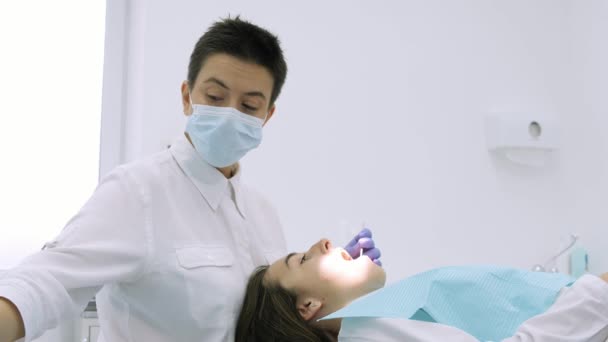 Pacient v kanceláři zubař. Zubař v práci — Stock video