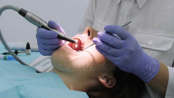 Kobieta dentysty polerowania klientów dolnych zębów. — Wideo stockowe