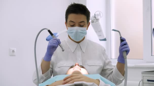 Il dentista utilizza un trapano per il trattamento dentale — Video Stock