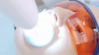 Kadın bir ultra violet makine tarafından UV beyazlatma almak. Yakın çekim