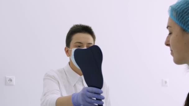 Dentista dar a seu paciente um espelho . — Vídeo de Stock