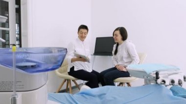 Diş hekimi diş ofiste onun tablet röntgen istemci gösterilen