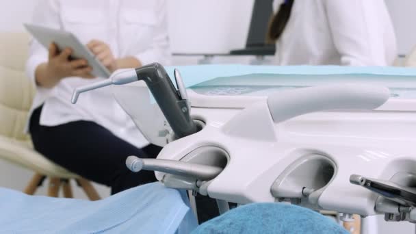 Инструменты стоматолога - закрыть — стоковое видео