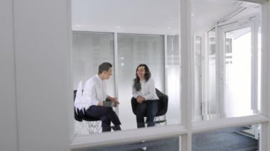 Dişçi klinikte genç kadın hastada ile konuşurken diş hekimi.