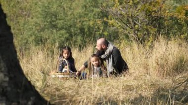Mutlu aile piknik çayırda zaman harcıyor.