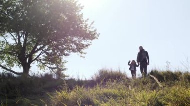 Baba ile kızı tepeden çalıştıran.