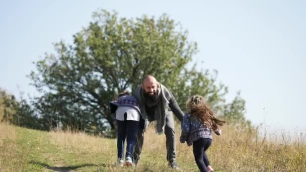 I bambini felici si precipitano in mani di padre . — Video Stock