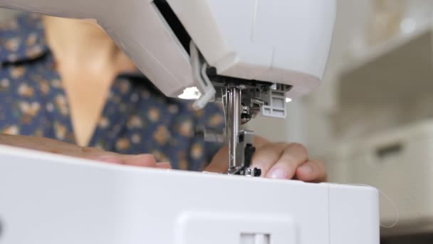 Costurera en el trabajo en una máquina de coser de cerca — Vídeos de Stock