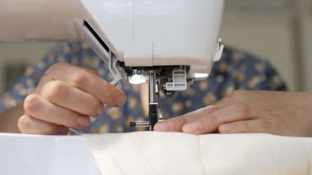 Costurera en el trabajo en una máquina de coser de cerca — Vídeos de Stock
