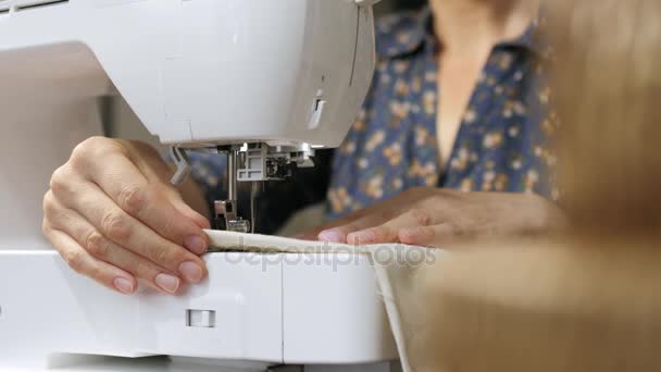 Швея за работой на швейной машинке крупным планом — стоковое видео