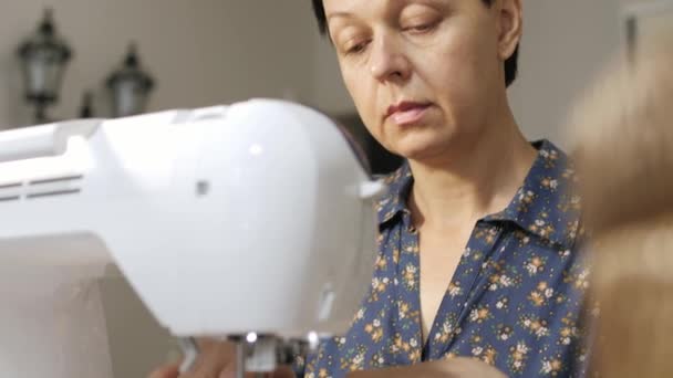 Costurera en el trabajo en una máquina de coser de cerca — Vídeos de Stock