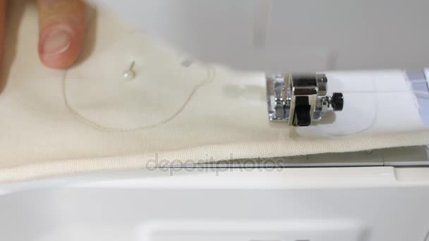 Máquina de coser en el trabajo de cerca . — Vídeo de stock