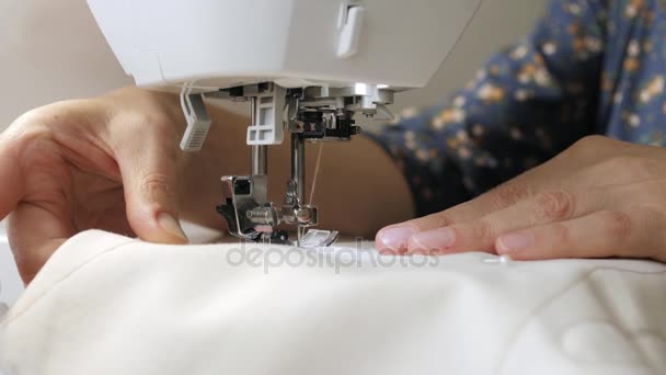 Швейная машина в работе крупным планом . — стоковое видео