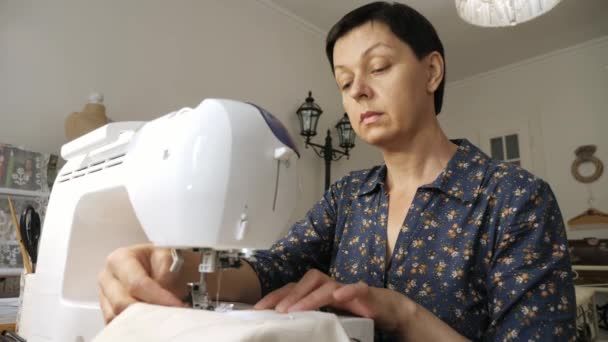 Femme au travail sur une machine à coudre. — Video