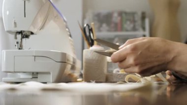 Bir bez bebek yakın çekim için kesme bir kadının yardım