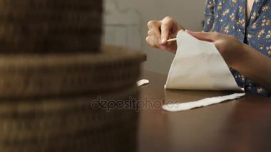 Orta yaş kadın el bebek ayrıntıları ile çalışmak