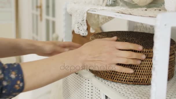 Mujeres manos toma cintas de la caja de coser de mimbre . — Vídeos de Stock