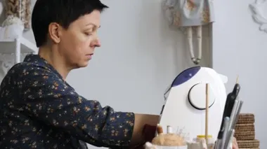Master, el yapımı bebek için giyim dikiş makinesi üzerinde yapılır.