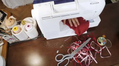 Ustası el yapımı elbise bebek için dikiş makinesi üzerinde yapılmış. Üstten Görünüm.