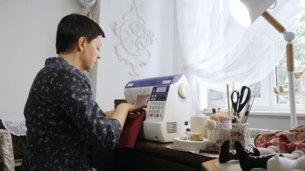 Camerabewegingen. Meester van handgemaakte kleding voor pop gemaakt op naaien mashine — Stockvideo