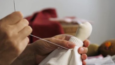 Bir kadın bir bebek dikiş. Yakın çekim.